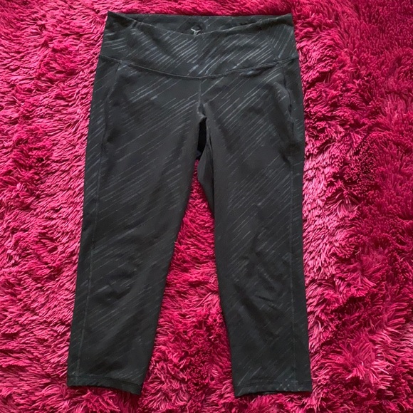 Old Navy Pants - Old Navy black striped cropped mid-rise leggings